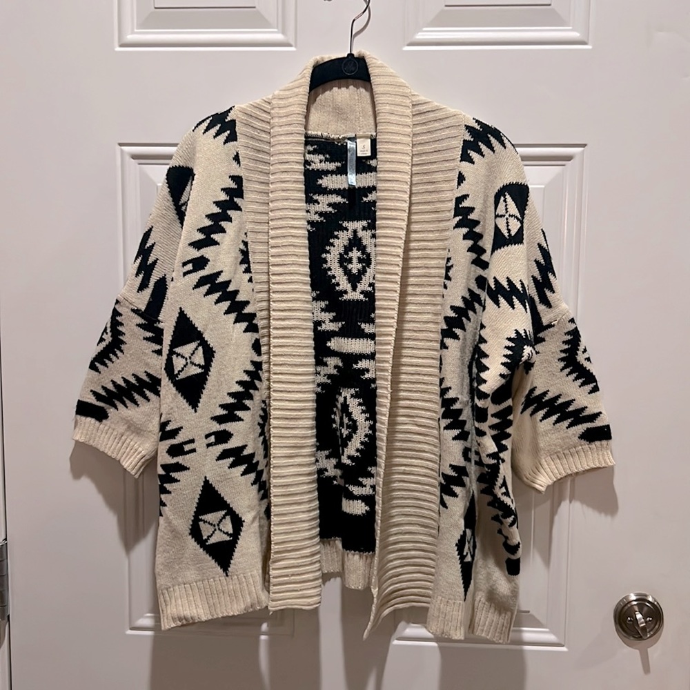 Black and white, 3/4 sleeve oversized sweater